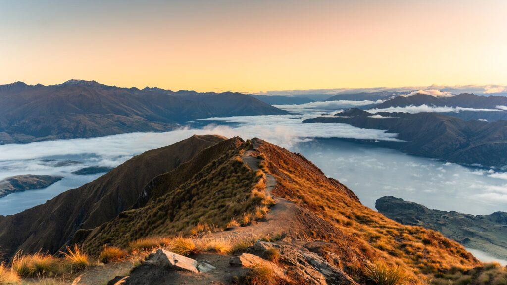 En fantastisk soluppgång över Roys Peak med dimma över landskapet.