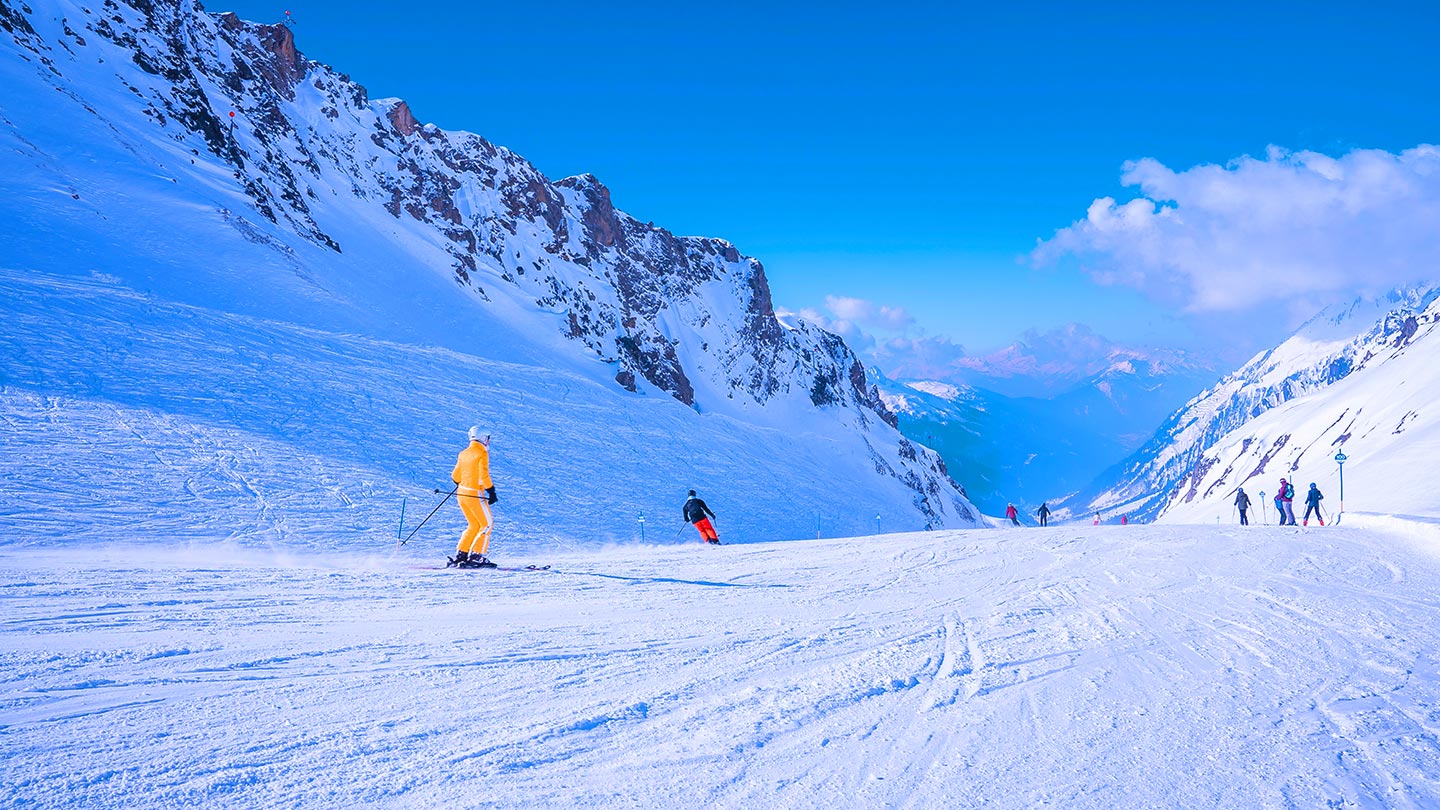 En skidåkare åker utför i St. Anton am Arlberg, Österrike, på snöklädda sluttningar.