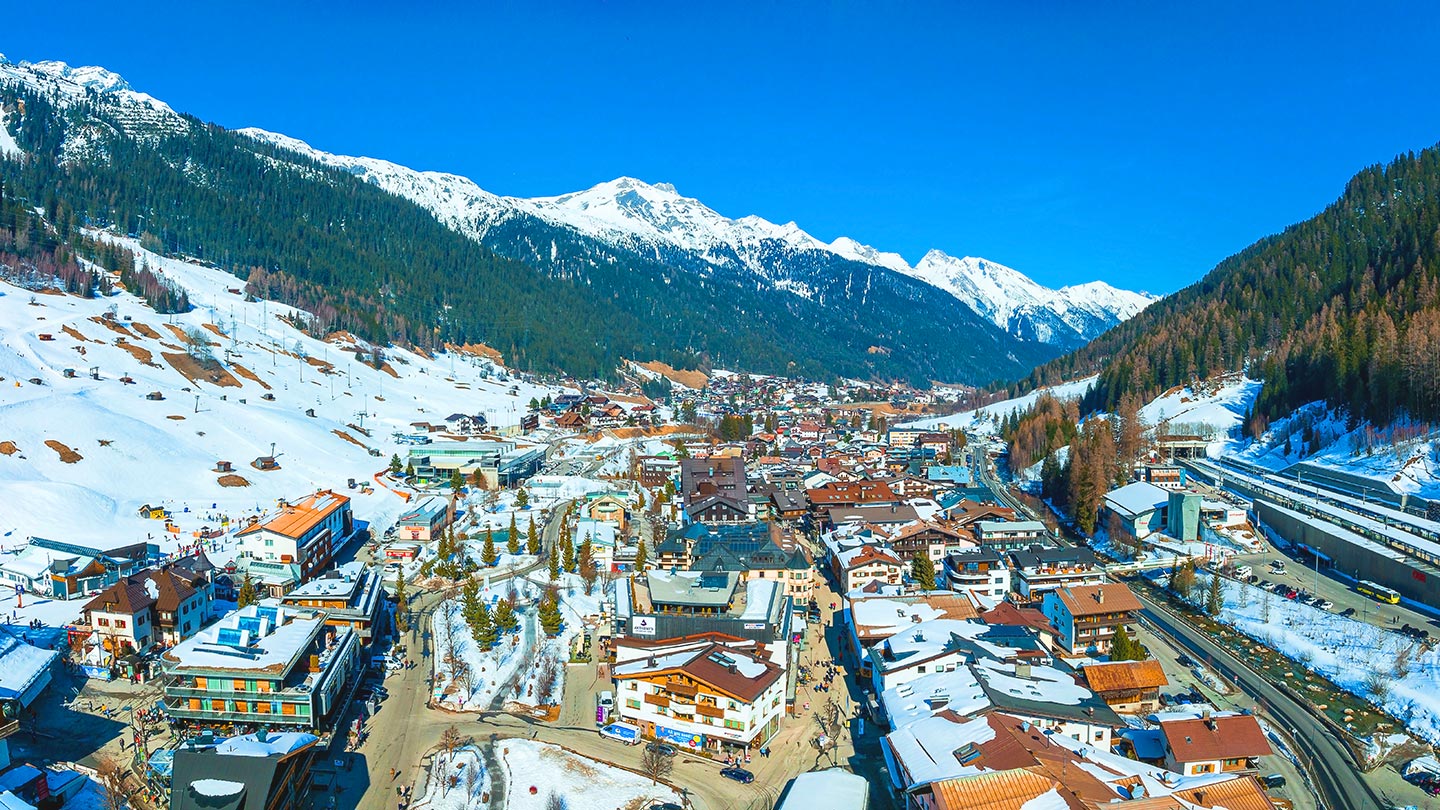 St. Anton am Arlberg i Österrike, snötäckta berg och mysiga fjällhus.