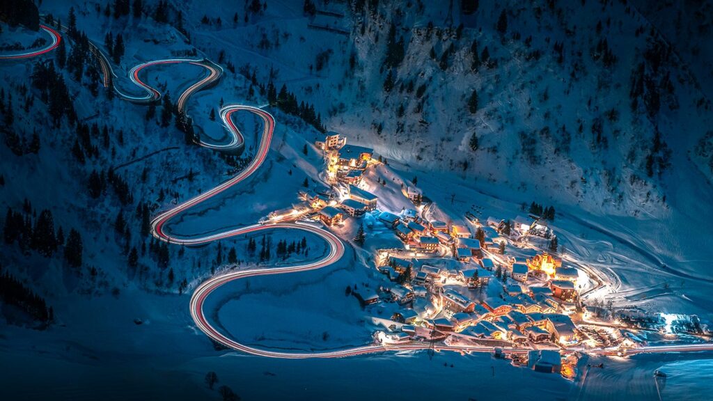 Stuben i St. Anton am Arlberg, Österrike, beläget i snöklädd fjällmiljö.