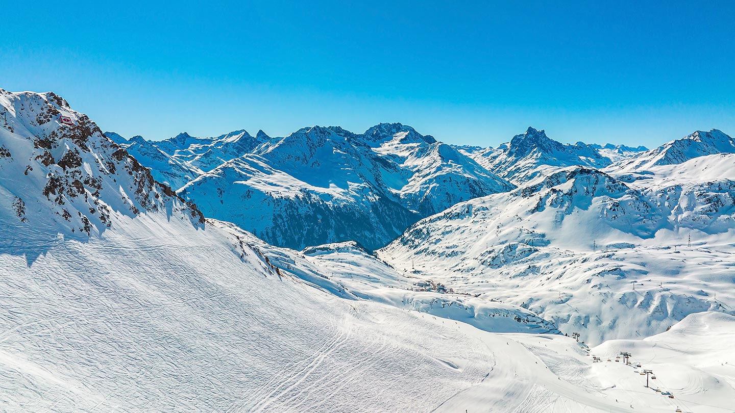 Vacker vy över snöklädda berg i St. Anton am Arlberg, Österrike.