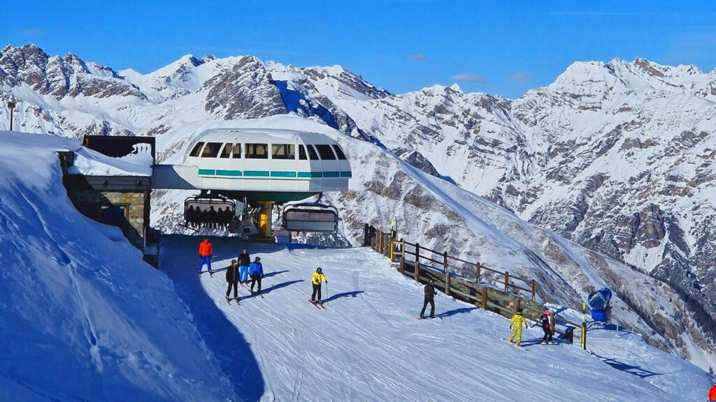 Skidorten Livigno i norra Italien med snötäckta berg och skidåkare.