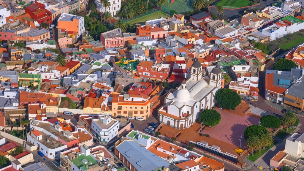 En färgglad vy över Ingenio med torget och kyrkan La Candelaria i Gran Canaria.