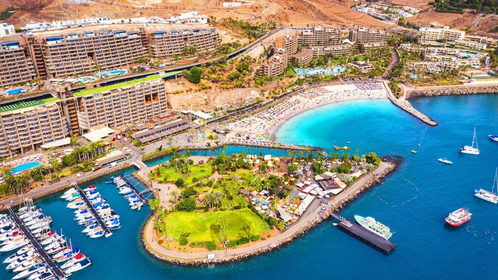 Anfi del Mar stranden på Gran Canaria med turkost vatten och moderna hotell.