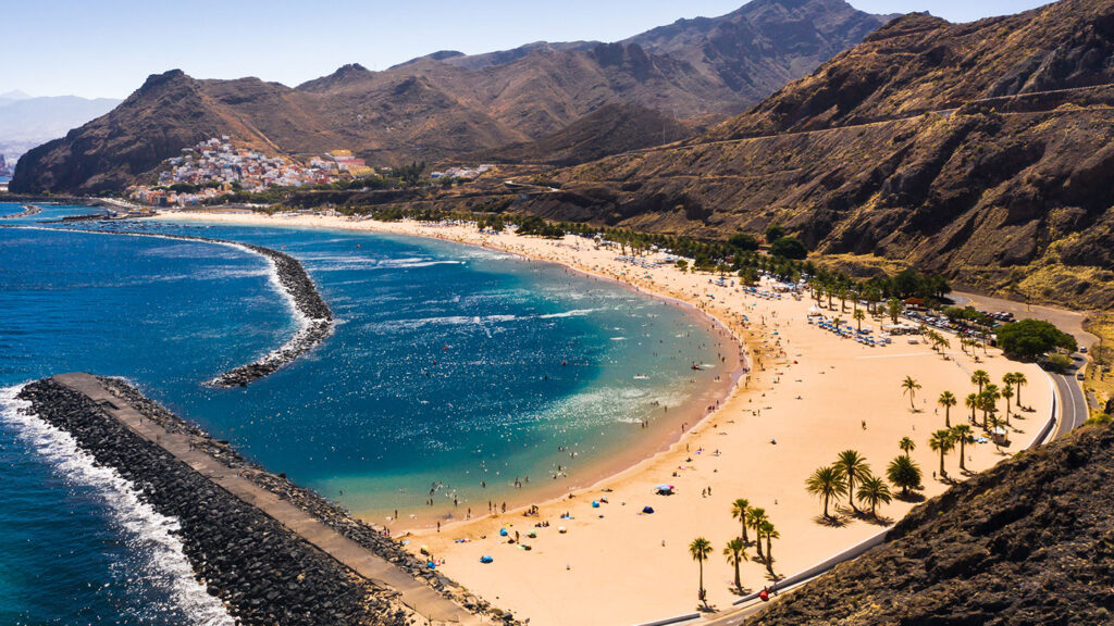 Utsikt över Las Teresitas stranden med gul sand nära Santa Cruz, Teneriffa.