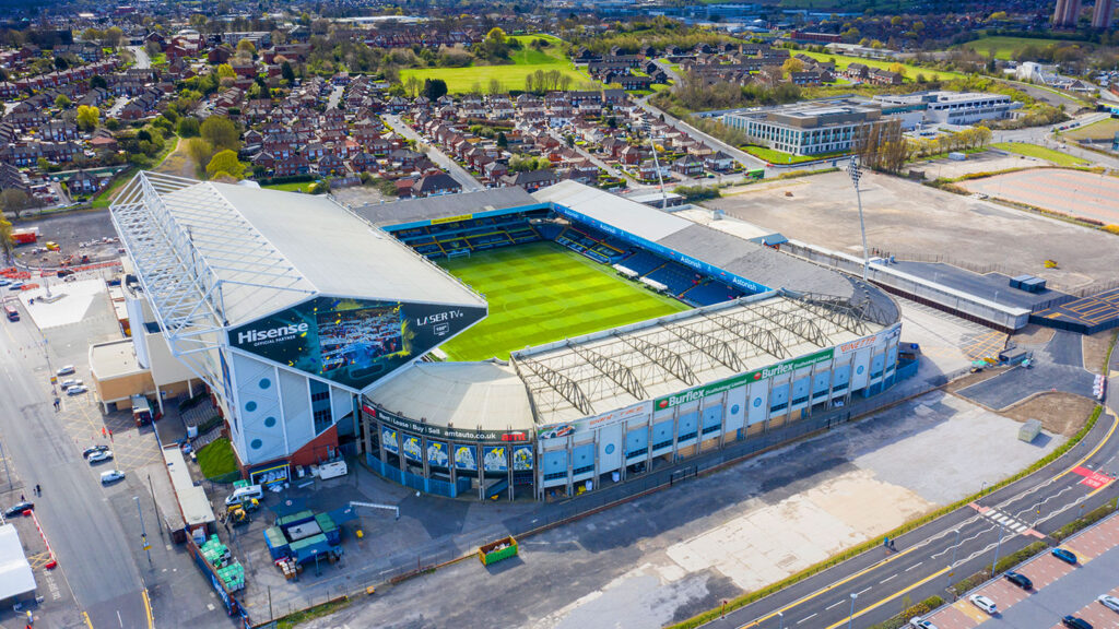 Bild av Elland Road fotbollsplan i Leeds, England, en solig vårdag.