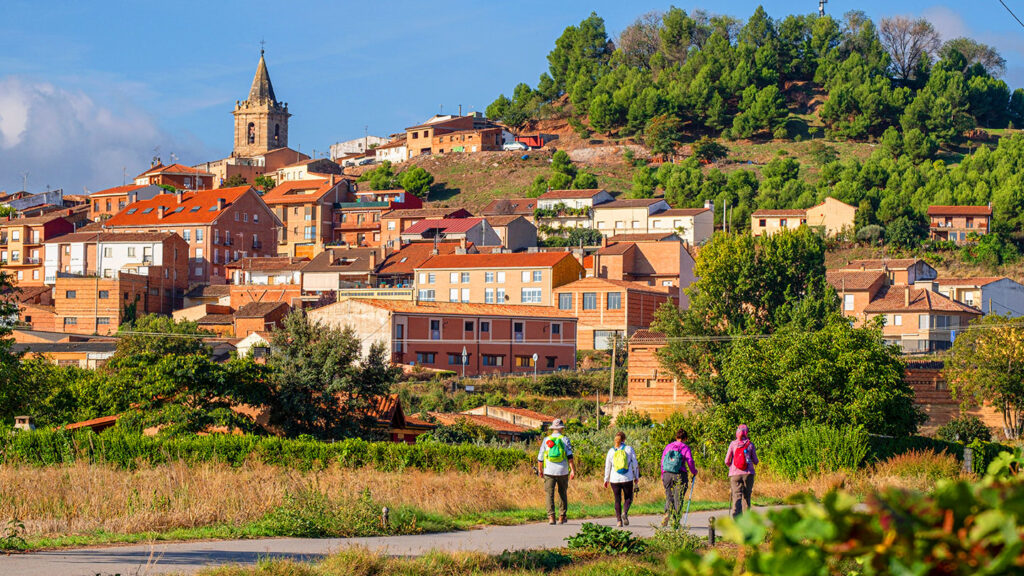 Fyra pilgrimer vandrar på Camino de Santiago i Navarrete, La Rioja, Spanien.