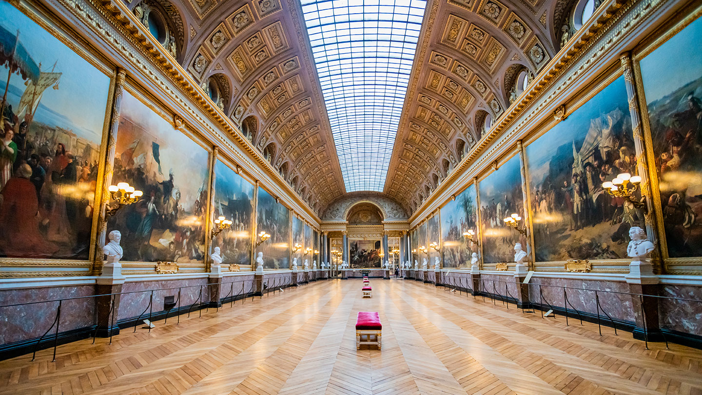 Slaggalleriet i den södra flygeln av slottet i Versailles, med vackra målningar.