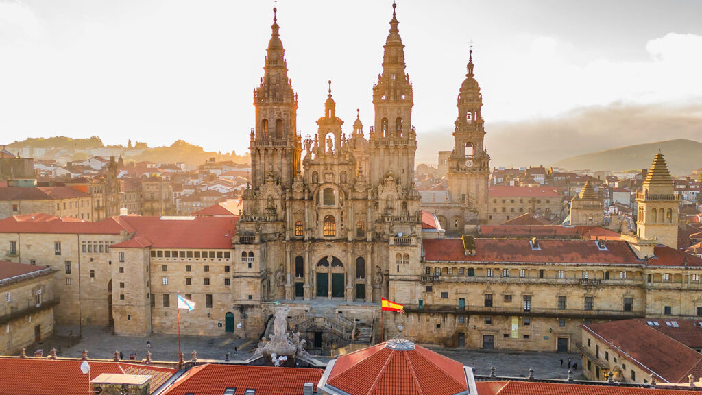 Katedralen i Santiago de Compostela vid soluppgång, med charmig galicisk arkitektur.