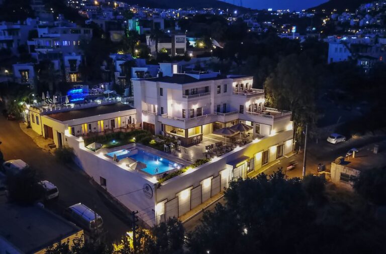 Hotel Laden i Bodrum med upplyst poolområde och terrass.