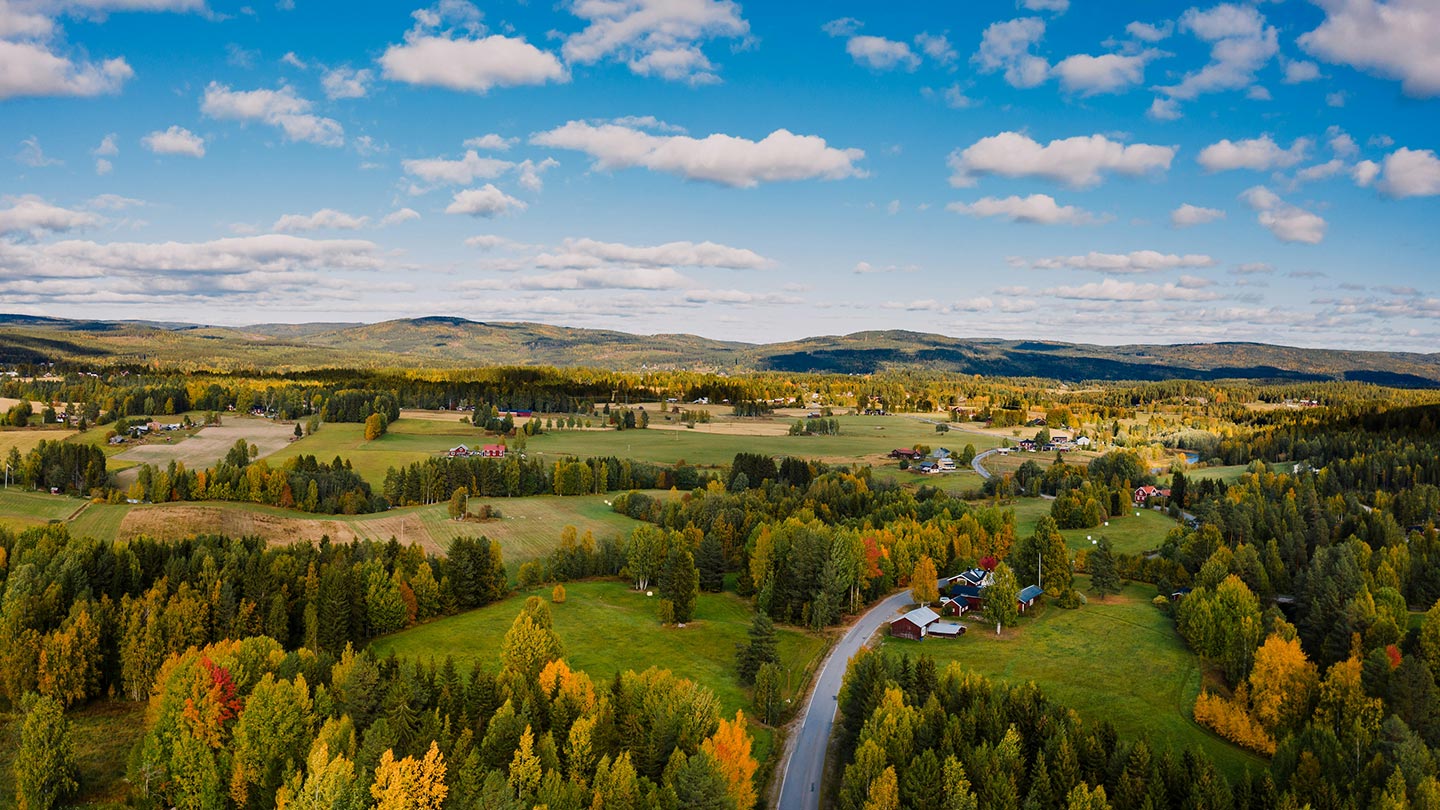 En vacker vy över Stöde i Sundvalls kommun, Medelpad, med färgsprakande höstlandskap.