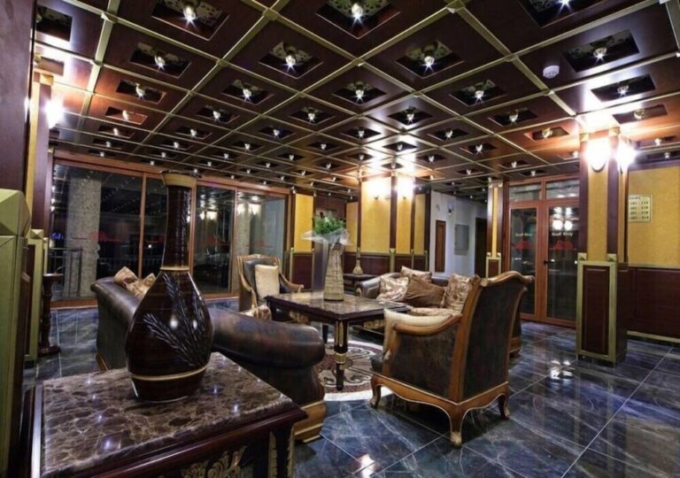 Lobby på Asdamaris Hotel i Marmaris med sittgrupper.