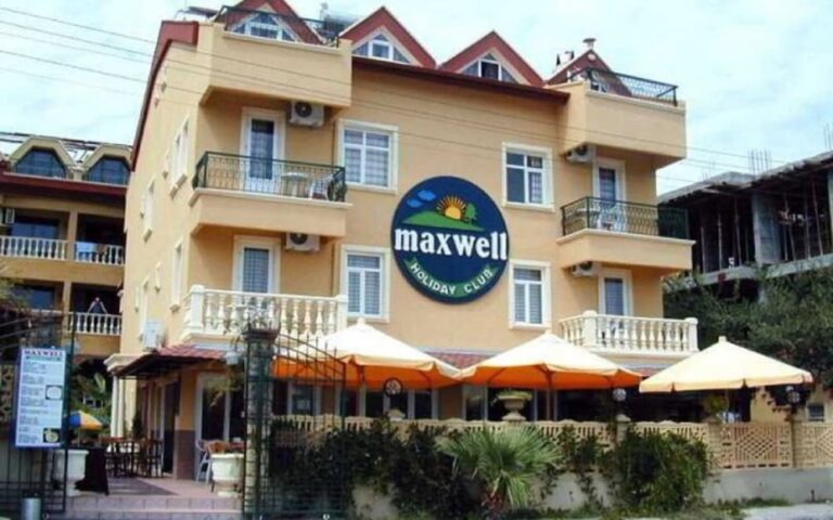 Maxwell Holiday Club i Marmaris med uteservering och hotellfasad.