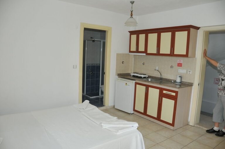 Hotellrum på Club Ekinci Palace i Marmaris med köksdel.