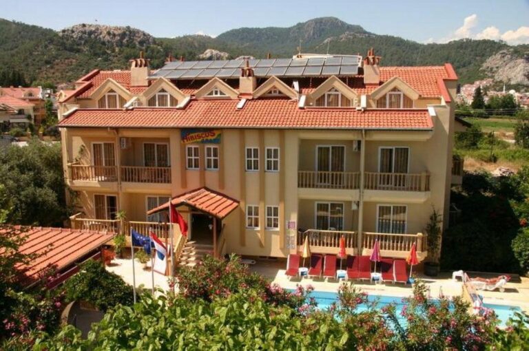 Hibiscus 1 och 2 Apartments i Marmaris med pool och terrass.