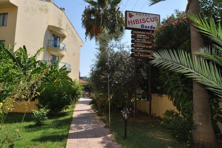 Hotell Hibiscus Garden i Dalaman med grönskande omgivningar.