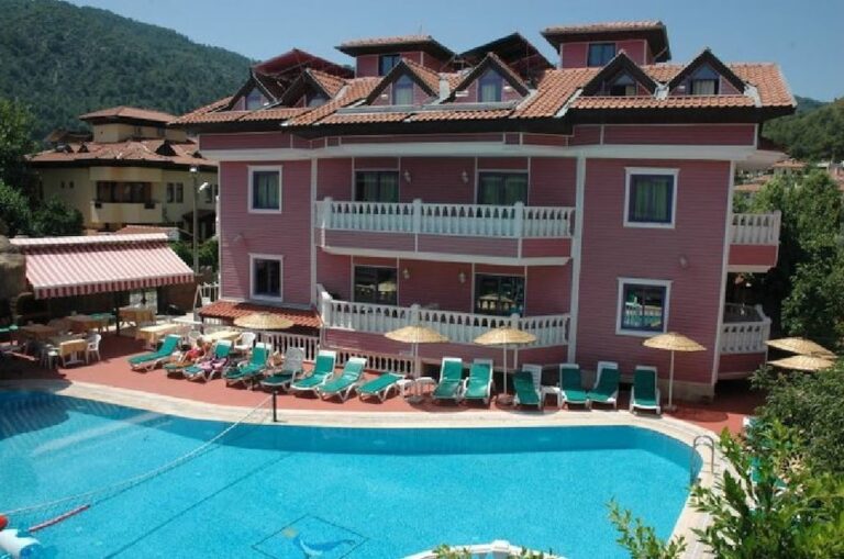 Bahar Apart med poolområde i Marmaris.